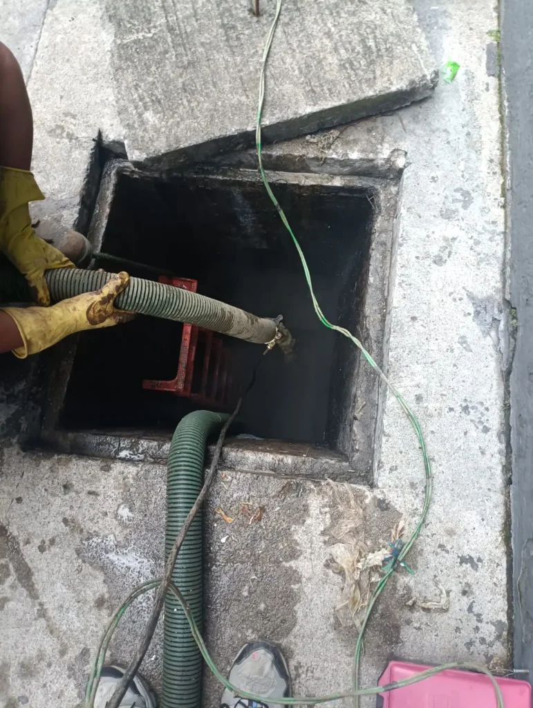 Limpieza de pozos sépticos con manguera de succión.