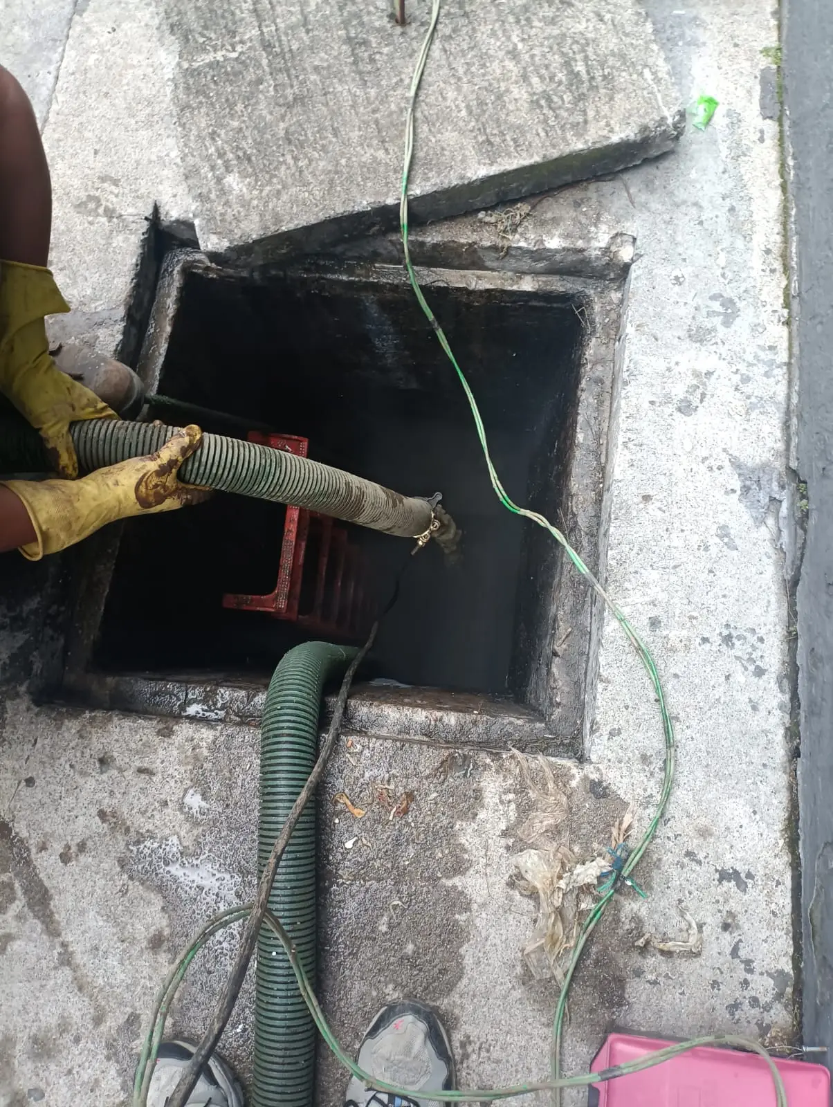 Servicios de Limpieza de pozos sépticos con manguera de succión.