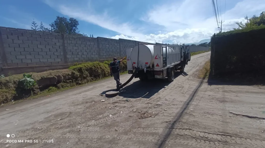 Tanquero haciendo limpieza del alcantarillado