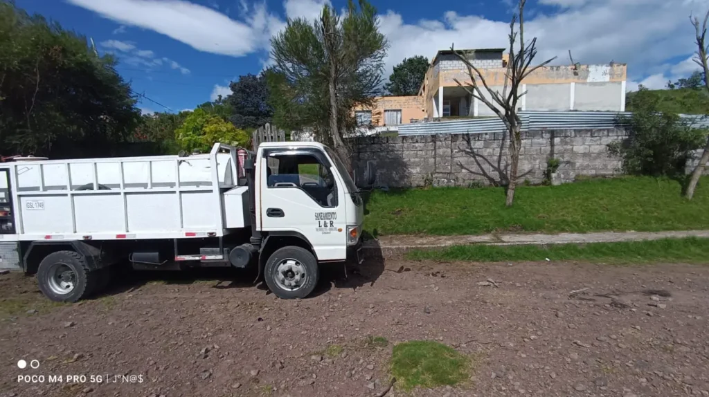 Camión de Cister Soluciones JC para contactar servicios de limpieza y saneamiento en Quito